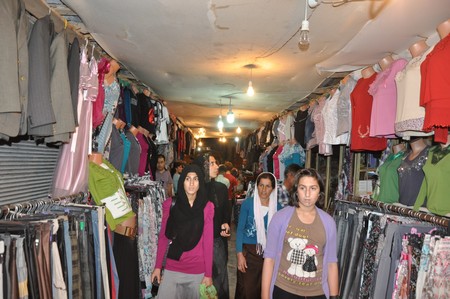 Hakkarinin Yüksekova ilçesinde bayrama iki gün kala vatandaş alışveriş telaşı sardı.