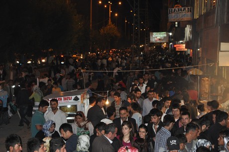 Hakkarinin Yüksekova ilçesinde bayram alışveriş telaşı vatandaşı sardı.