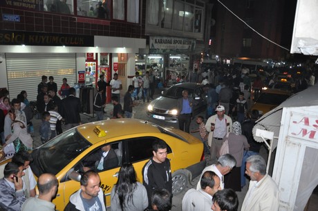 Hakkarinin Yüksekova ilçesinde bayram alışveriş telaşı vatandaşı sardı.