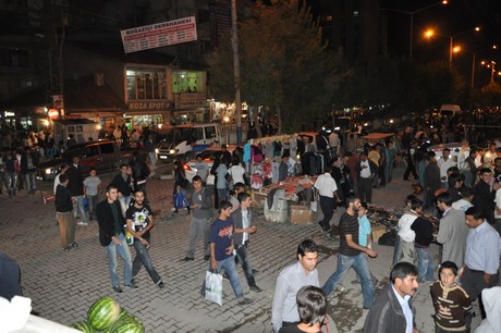 Hakkarinin Yüksekova ilçesinde bayram alışveriş telaşı vatandaşı sardı.