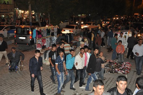 Hakkarinin Yüksekova ilçesinde bayram alışveriş telaşı vatandaşı sardı.