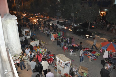 Hakkarinin Yüksekova ilçesinde bayram alışveriş telaşı vatandaşı sardı.