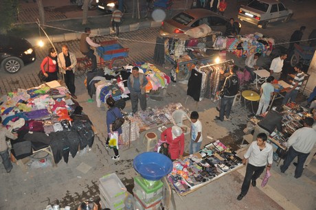 Hakkarinin Yüksekova ilçesinde bayram alışveriş telaşı vatandaşı sardı.