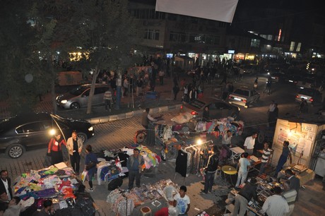 Hakkarinin Yüksekova ilçesinde bayram alışveriş telaşı vatandaşı sardı.