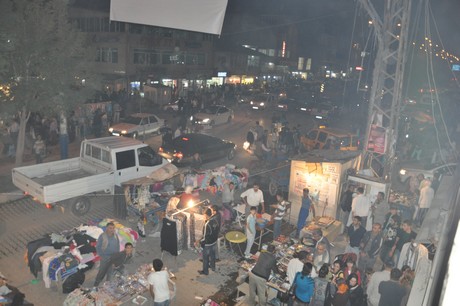 Hakkarinin Yüksekova ilçesinde bayram alışveriş telaşı vatandaşı sardı.