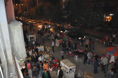 Hakkarinin Yüksekova ilçesinde bayram alışveriş telaşı vatandaşı sardı.