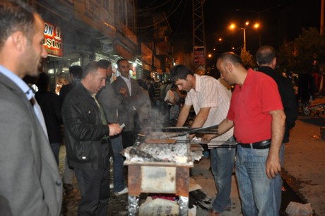 Hakkarinin Yüksekova ilçesinde bayram alışveriş telaşı vatandaşı sardı.