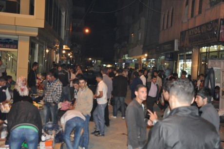 Hakkarinin Yüksekova ilçesinde bayram alışveriş telaşı vatandaşı sardı.