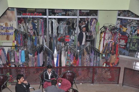 Hakkarinin Yüksekova ilçesinde bayram alışveriş telaşı vatandaşı sardı.