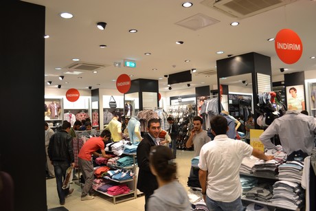 Hakkarinin Yüksekova ilçesinde bayram alışveriş telaşı vatandaşı sardı.