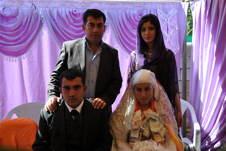 Yüksekova'da 03-04 Eylül 2011 tarihlerinde evlenen bazı çiftleri sizler için sayfamıza taşıdık. Yüksekova Güncel Ailesi olarak tüm çiftlerimize mutluluklar diliyoruz...