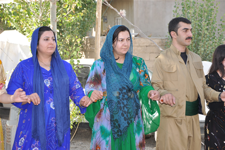 Yüksekova'da 03-04 Eylül 2011 tarihlerinde evlenen bazı çiftleri sizler için sayfamıza taşıdık. Yüksekova Güncel Ailesi olarak tüm çiftlerimize mutluluklar diliyoruz...