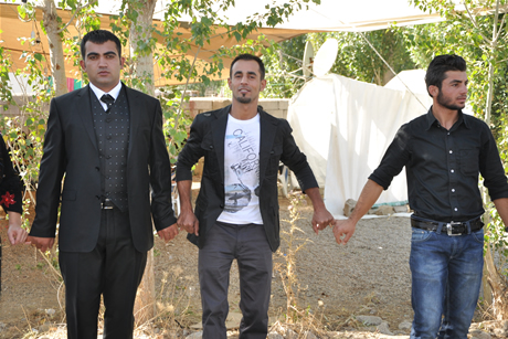 Yüksekova'da 03-04 Eylül 2011 tarihlerinde evlenen bazı çiftleri sizler için sayfamıza taşıdık. Yüksekova Güncel Ailesi olarak tüm çiftlerimize mutluluklar diliyoruz...