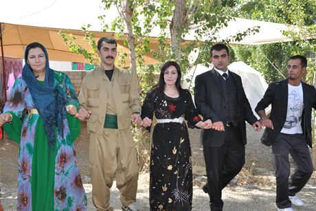 Yüksekova'da 03-04 Eylül 2011 tarihlerinde evlenen bazı çiftleri sizler için sayfamıza taşıdık. Yüksekova Güncel Ailesi olarak tüm çiftlerimize mutluluklar diliyoruz...