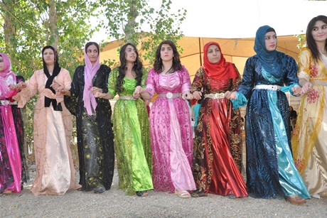 Yüksekova'da 03-04 Eylül 2011 tarihlerinde evlenen bazı çiftleri sizler için sayfamıza taşıdık. Yüksekova Güncel Ailesi olarak tüm çiftlerimize mutluluklar diliyoruz...