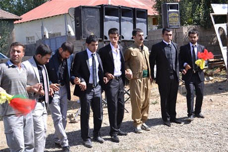 Yüksekova'da 03-04 Eylül 2011 tarihlerinde evlenen bazı çiftleri sizler için sayfamıza taşıdık. Yüksekova Güncel Ailesi olarak tüm çiftlerimize mutluluklar diliyoruz...