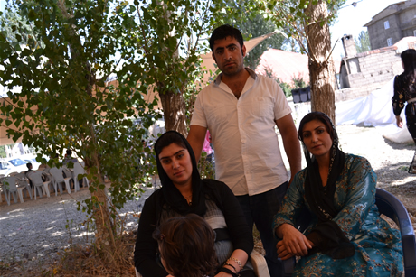 Yüksekova'da 03-04 Eylül 2011 tarihlerinde evlenen bazı çiftleri sizler için sayfamıza taşıdık. Yüksekova Güncel Ailesi olarak tüm çiftlerimize mutluluklar diliyoruz...