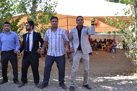 Yüksekova'da 03-04 Eylül 2011 tarihlerinde evlenen bazı çiftleri sizler için sayfamıza taşıdık. Yüksekova Güncel Ailesi olarak tüm çiftlerimize mutluluklar diliyoruz...