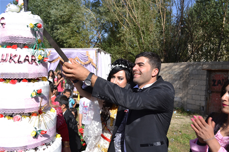 Yüksekova'da 03-04 Eylül 2011 tarihlerinde evlenen bazı çiftleri sizler için sayfamıza taşıdık. Yüksekova Güncel Ailesi olarak tüm çiftlerimize mutluluklar diliyoruz...