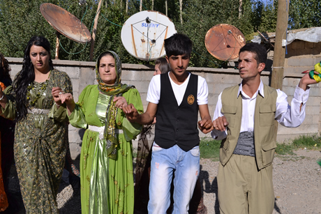 Yüksekova'da 03-04 Eylül 2011 tarihlerinde evlenen bazı çiftleri sizler için sayfamıza taşıdık. Yüksekova Güncel Ailesi olarak tüm çiftlerimize mutluluklar diliyoruz...