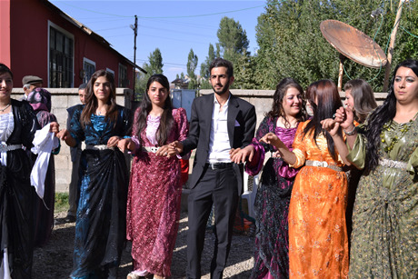 Yüksekova'da 03-04 Eylül 2011 tarihlerinde evlenen bazı çiftleri sizler için sayfamıza taşıdık. Yüksekova Güncel Ailesi olarak tüm çiftlerimize mutluluklar diliyoruz...