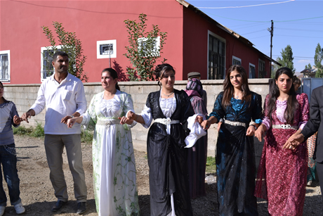 Yüksekova'da 03-04 Eylül 2011 tarihlerinde evlenen bazı çiftleri sizler için sayfamıza taşıdık. Yüksekova Güncel Ailesi olarak tüm çiftlerimize mutluluklar diliyoruz...