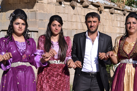 Yüksekova'da 03-04 Eylül 2011 tarihlerinde evlenen bazı çiftleri sizler için sayfamıza taşıdık. Yüksekova Güncel Ailesi olarak tüm çiftlerimize mutluluklar diliyoruz...