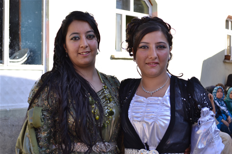 Yüksekova'da 03-04 Eylül 2011 tarihlerinde evlenen bazı çiftleri sizler için sayfamıza taşıdık. Yüksekova Güncel Ailesi olarak tüm çiftlerimize mutluluklar diliyoruz...