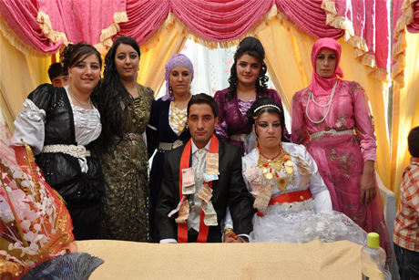 Yüksekova'da 03-04 Eylül 2011 tarihlerinde evlenen bazı çiftleri sizler için sayfamıza taşıdık. Yüksekova Güncel Ailesi olarak tüm çiftlerimize mutluluklar diliyoruz...