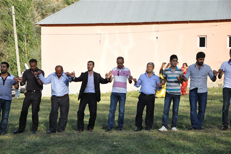 Yüksekova'da 03-04 Eylül 2011 tarihlerinde evlenen bazı çiftleri sizler için sayfamıza taşıdık. Yüksekova Güncel Ailesi olarak tüm çiftlerimize mutluluklar diliyoruz...