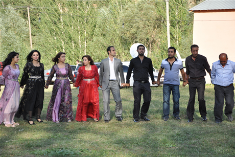 Yüksekova'da 03-04 Eylül 2011 tarihlerinde evlenen bazı çiftleri sizler için sayfamıza taşıdık. Yüksekova Güncel Ailesi olarak tüm çiftlerimize mutluluklar diliyoruz...