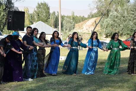 Yüksekova'da 03-04 Eylül 2011 tarihlerinde evlenen bazı çiftleri sizler için sayfamıza taşıdık. Yüksekova Güncel Ailesi olarak tüm çiftlerimize mutluluklar diliyoruz...