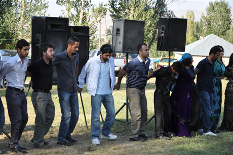 Yüksekova'da 03-04 Eylül 2011 tarihlerinde evlenen bazı çiftleri sizler için sayfamıza taşıdık. Yüksekova Güncel Ailesi olarak tüm çiftlerimize mutluluklar diliyoruz...
