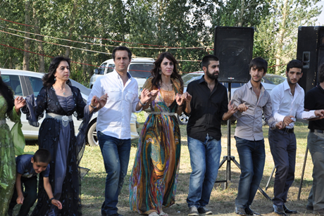 Yüksekova'da 03-04 Eylül 2011 tarihlerinde evlenen bazı çiftleri sizler için sayfamıza taşıdık. Yüksekova Güncel Ailesi olarak tüm çiftlerimize mutluluklar diliyoruz...