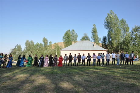 Yüksekova'da 03-04 Eylül 2011 tarihlerinde evlenen bazı çiftleri sizler için sayfamıza taşıdık. Yüksekova Güncel Ailesi olarak tüm çiftlerimize mutluluklar diliyoruz...