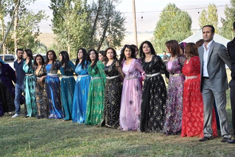 Yüksekova'da 03-04 Eylül 2011 tarihlerinde evlenen bazı çiftleri sizler için sayfamıza taşıdık. Yüksekova Güncel Ailesi olarak tüm çiftlerimize mutluluklar diliyoruz...