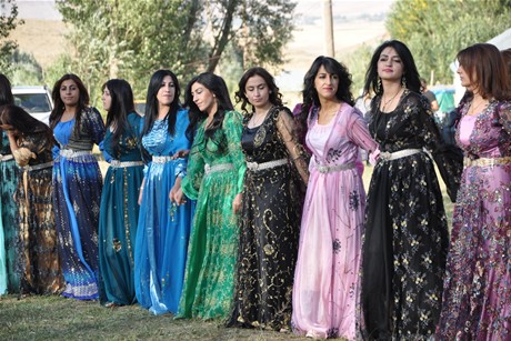 Yüksekova'da 03-04 Eylül 2011 tarihlerinde evlenen bazı çiftleri sizler için sayfamıza taşıdık. Yüksekova Güncel Ailesi olarak tüm çiftlerimize mutluluklar diliyoruz...