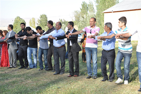 Yüksekova'da 03-04 Eylül 2011 tarihlerinde evlenen bazı çiftleri sizler için sayfamıza taşıdık. Yüksekova Güncel Ailesi olarak tüm çiftlerimize mutluluklar diliyoruz...