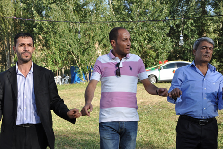 Yüksekova'da 03-04 Eylül 2011 tarihlerinde evlenen bazı çiftleri sizler için sayfamıza taşıdık. Yüksekova Güncel Ailesi olarak tüm çiftlerimize mutluluklar diliyoruz...