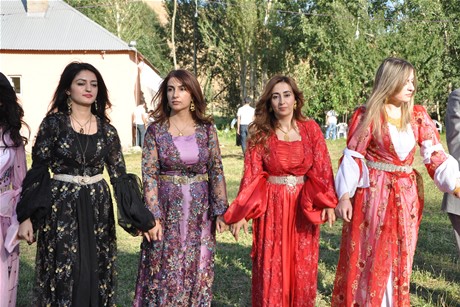 Yüksekova'da 03-04 Eylül 2011 tarihlerinde evlenen bazı çiftleri sizler için sayfamıza taşıdık. Yüksekova Güncel Ailesi olarak tüm çiftlerimize mutluluklar diliyoruz...