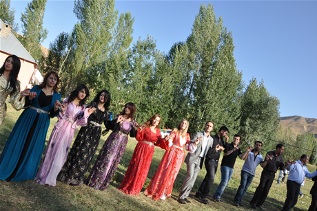 Yüksekova'da 03-04 Eylül 2011 tarihlerinde evlenen bazı çiftleri sizler için sayfamıza taşıdık. Yüksekova Güncel Ailesi olarak tüm çiftlerimize mutluluklar diliyoruz...