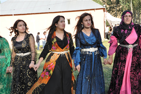 Yüksekova'da 03-04 Eylül 2011 tarihlerinde evlenen bazı çiftleri sizler için sayfamıza taşıdık. Yüksekova Güncel Ailesi olarak tüm çiftlerimize mutluluklar diliyoruz...