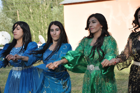 Yüksekova'da 03-04 Eylül 2011 tarihlerinde evlenen bazı çiftleri sizler için sayfamıza taşıdık. Yüksekova Güncel Ailesi olarak tüm çiftlerimize mutluluklar diliyoruz...