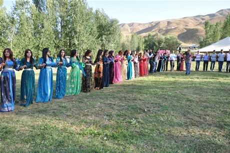 Yüksekova'da 03-04 Eylül 2011 tarihlerinde evlenen bazı çiftleri sizler için sayfamıza taşıdık. Yüksekova Güncel Ailesi olarak tüm çiftlerimize mutluluklar diliyoruz...