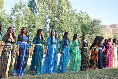 Yüksekova'da 03-04 Eylül 2011 tarihlerinde evlenen bazı çiftleri sizler için sayfamıza taşıdık. Yüksekova Güncel Ailesi olarak tüm çiftlerimize mutluluklar diliyoruz...