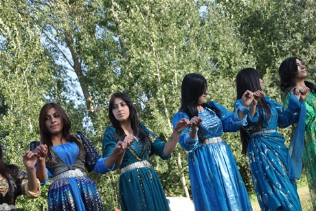 Yüksekova'da 03-04 Eylül 2011 tarihlerinde evlenen bazı çiftleri sizler için sayfamıza taşıdık. Yüksekova Güncel Ailesi olarak tüm çiftlerimize mutluluklar diliyoruz...