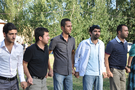 Yüksekova'da 03-04 Eylül 2011 tarihlerinde evlenen bazı çiftleri sizler için sayfamıza taşıdık. Yüksekova Güncel Ailesi olarak tüm çiftlerimize mutluluklar diliyoruz...