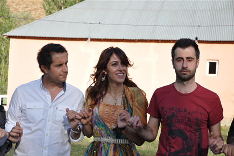 Yüksekova'da 03-04 Eylül 2011 tarihlerinde evlenen bazı çiftleri sizler için sayfamıza taşıdık. Yüksekova Güncel Ailesi olarak tüm çiftlerimize mutluluklar diliyoruz...