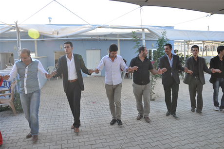 Yüksekova'da 03-04 Eylül 2011 tarihlerinde evlenen bazı çiftleri sizler için sayfamıza taşıdık. Yüksekova Güncel Ailesi olarak tüm çiftlerimize mutluluklar diliyoruz...