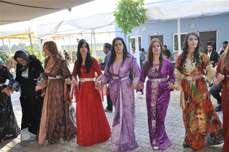 Yüksekova'da 03-04 Eylül 2011 tarihlerinde evlenen bazı çiftleri sizler için sayfamıza taşıdık. Yüksekova Güncel Ailesi olarak tüm çiftlerimize mutluluklar diliyoruz...